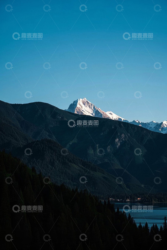 雪山下的山林与湖泊景观