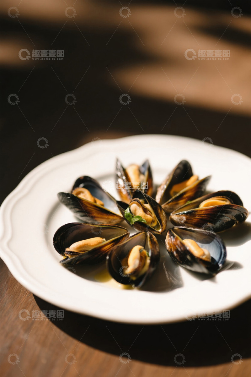 高清大图下载【趣麦麦图】白色盘子上的贻贝海鲜