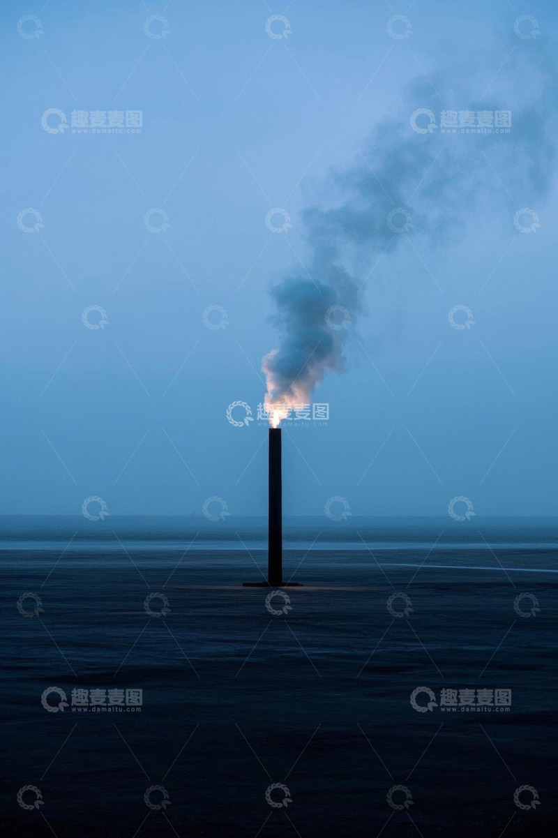 高清大图下载【趣麦麦图】夜间燃烧的工业火炬与烟雾