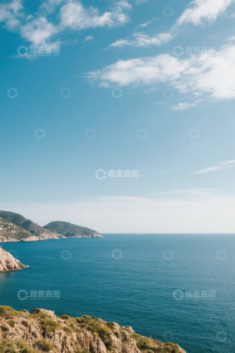 高清大图下载【趣麦麦图】海岸边蓝天白云下的蓝色大海