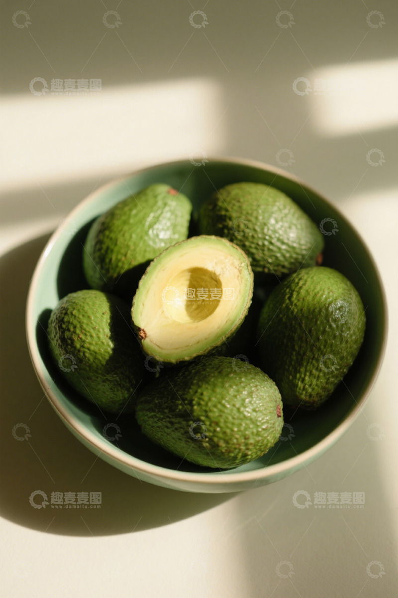 高清大图下载【趣麦麦图】碗中摆放的新鲜牛油果