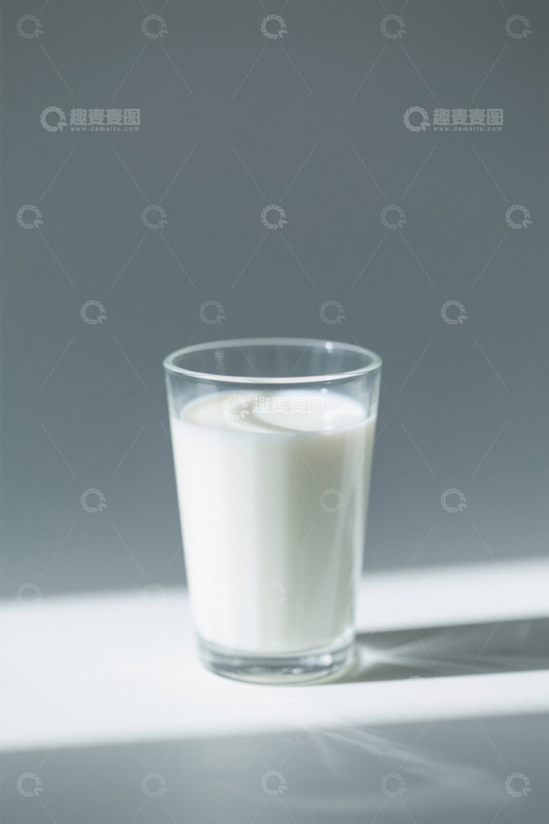 高清大图下载【趣麦麦图】玻璃杯中的白色牛奶饮品