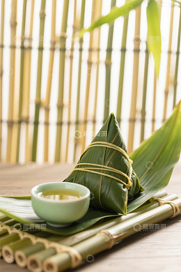 竹叶上的粽子与茶盏静物