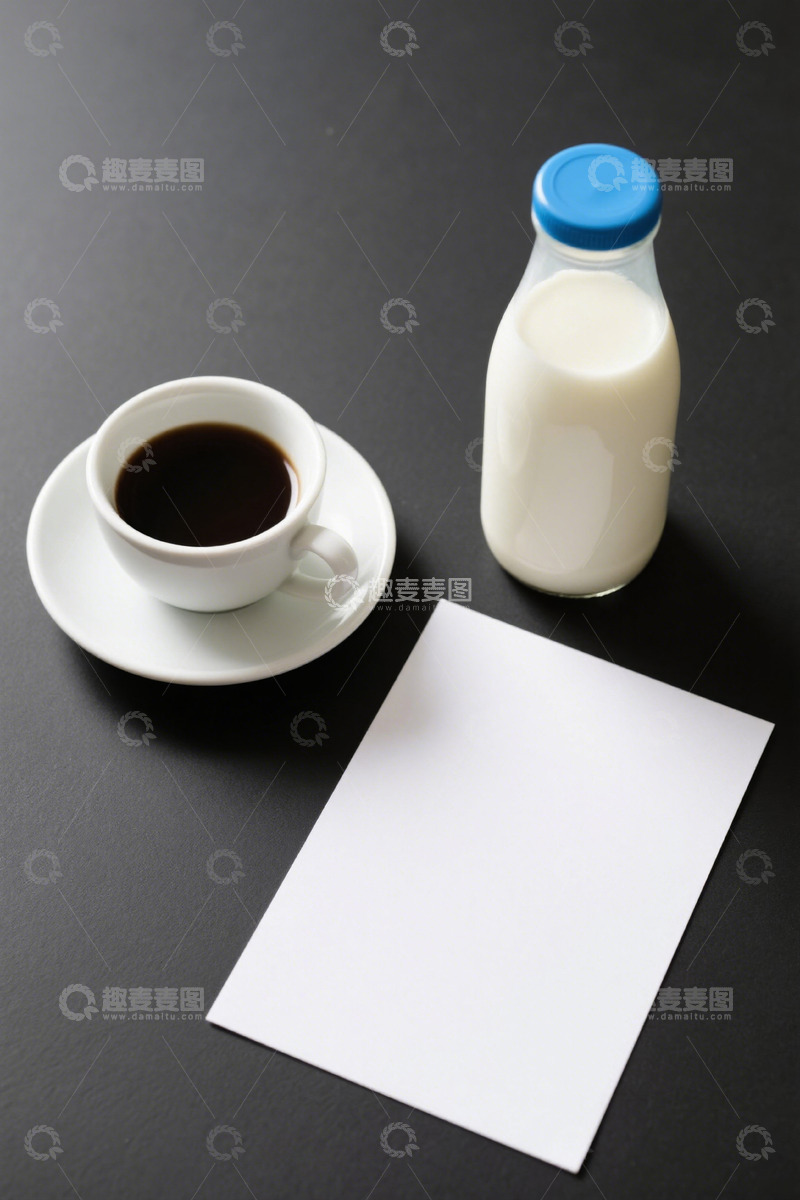 高清大图下载【趣麦麦图】黑桌上的咖啡牛奶与白纸