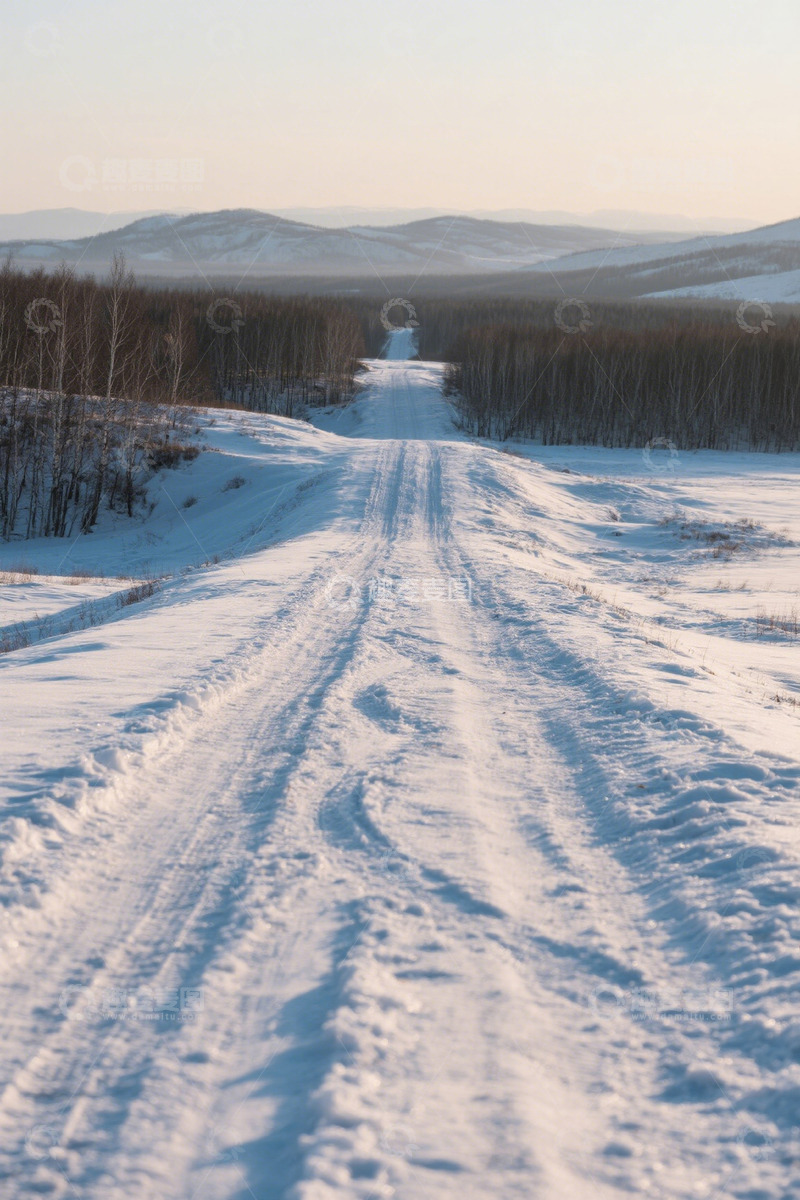 高清大图下载【趣麦麦图】冬日雪路与远处山林景观
