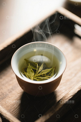 木托盘上热气腾腾的绿茶茶杯