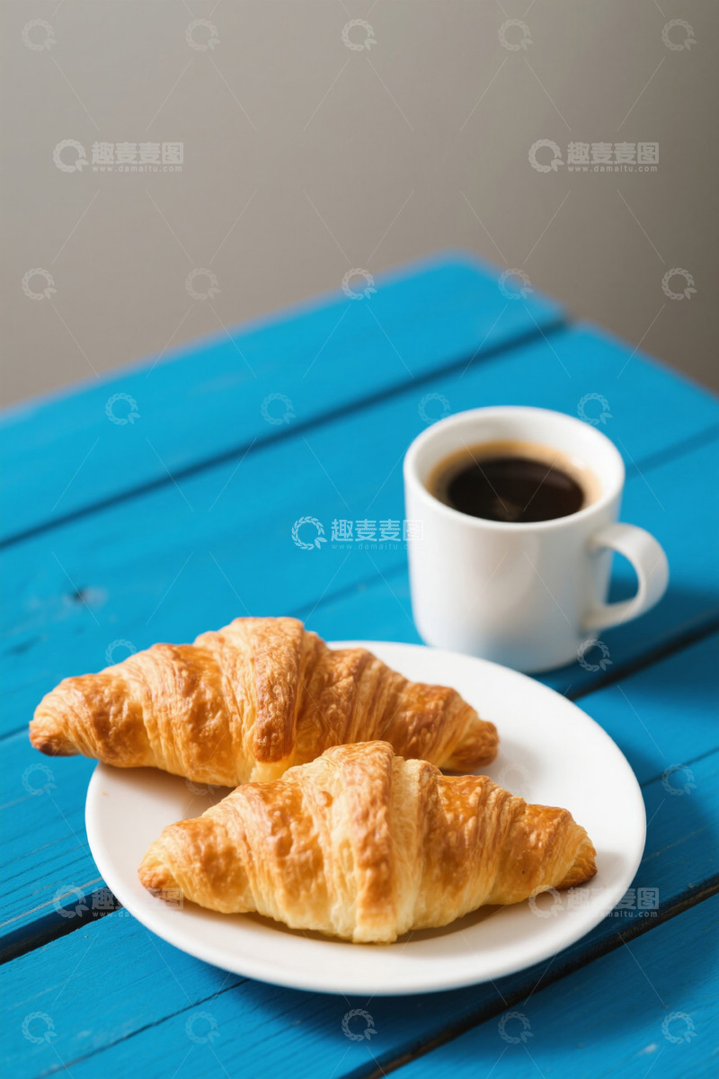 高清大图下载【趣麦麦图】蓝色木桌上的咖啡与牛角面包