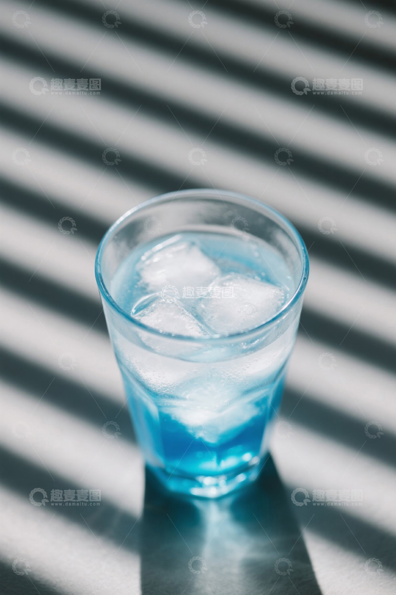 高清大图下载【趣麦麦图】玻璃杯中的蓝色加冰饮料