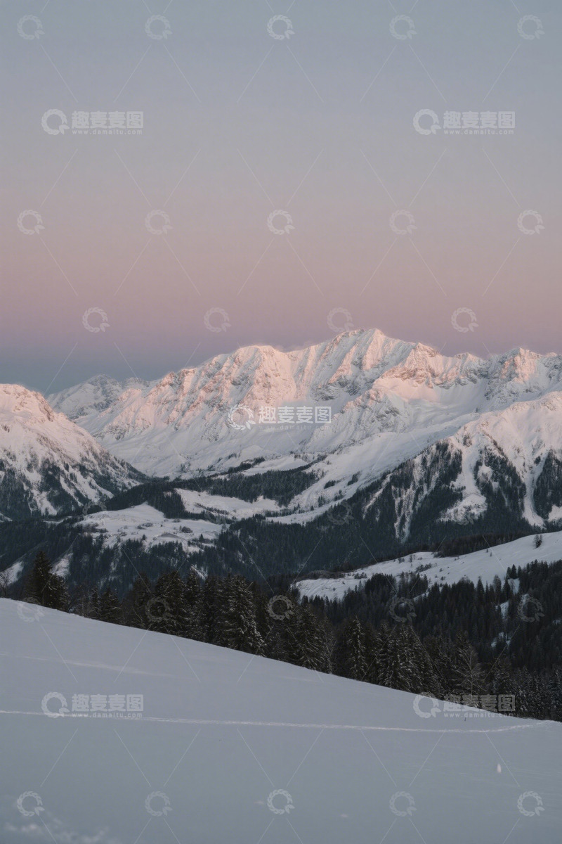 高清大图下载【趣麦麦图】雪覆山峦的自然景观