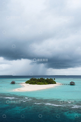 俯瞰热带海洋中的小岛