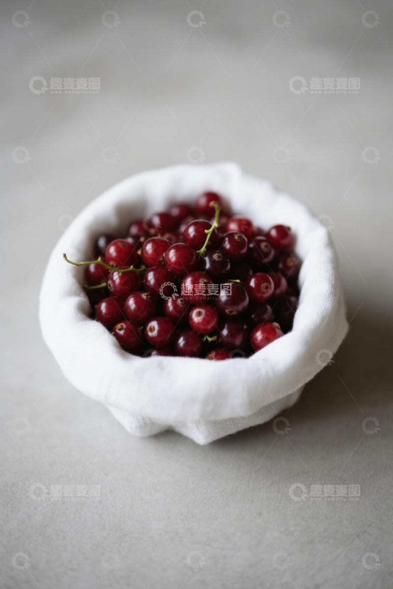 高清大图下载【趣麦麦图】白色布兜中的红色浆果