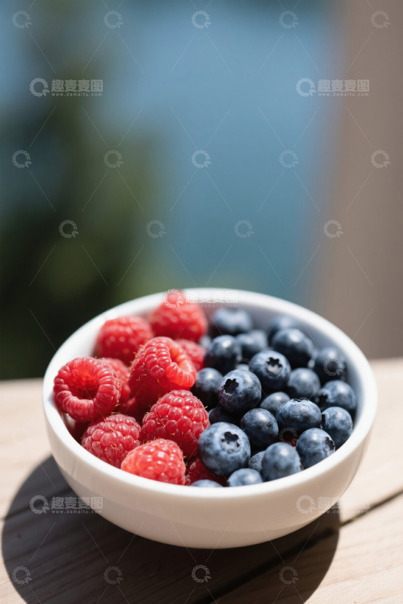 高清大图下载【趣麦麦图】木桌上碗装树莓蓝莓