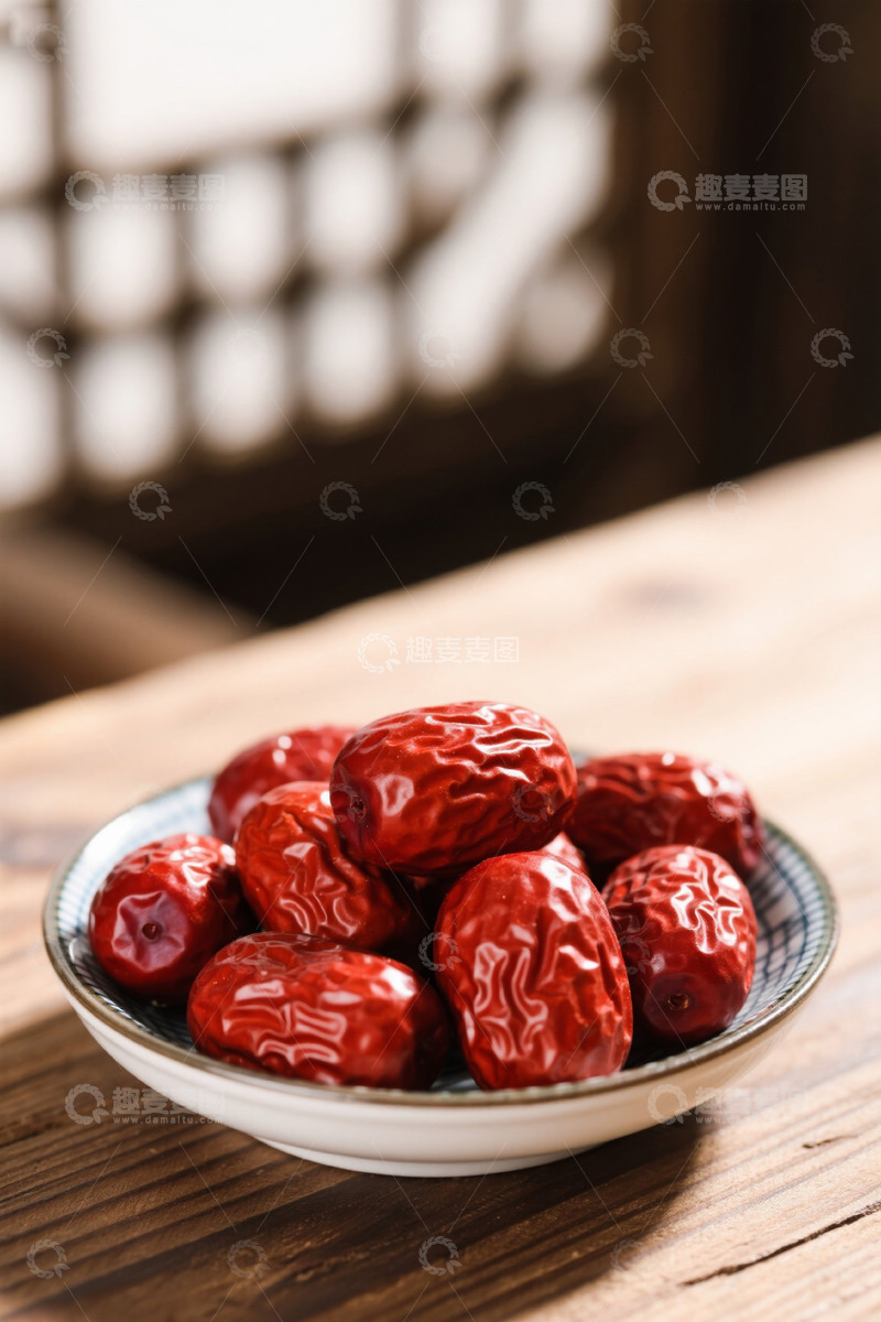 高清大图下载【趣麦麦图】木桌上碗装红枣特写