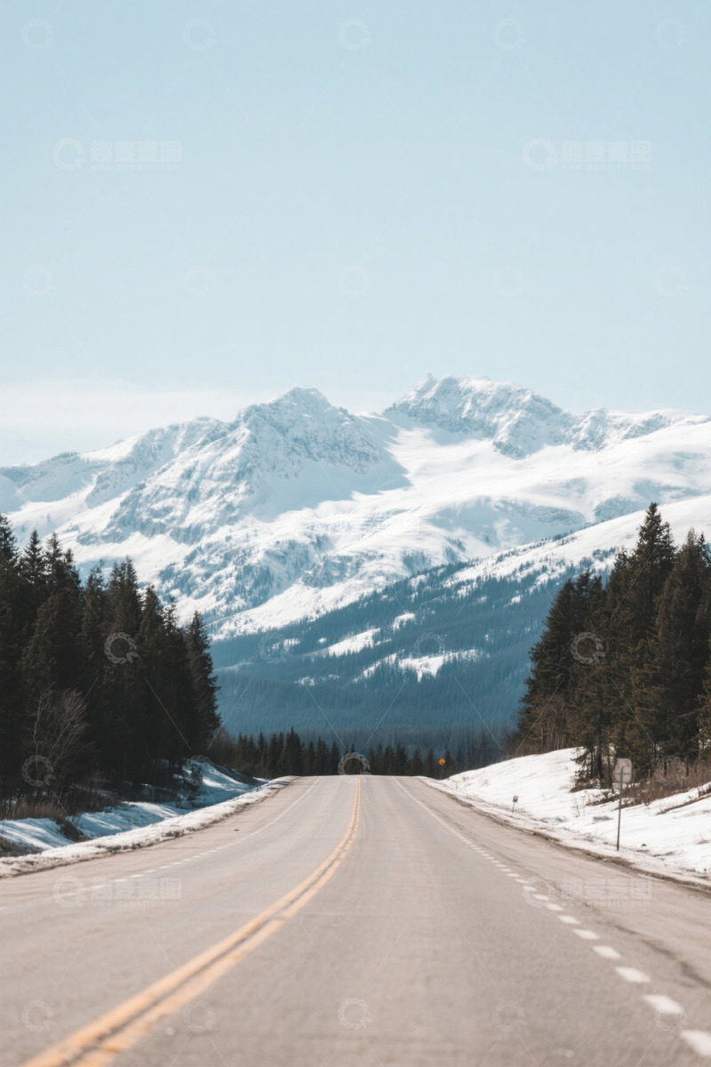 高清大图下载【趣麦麦图】雪山下的林间公路风景