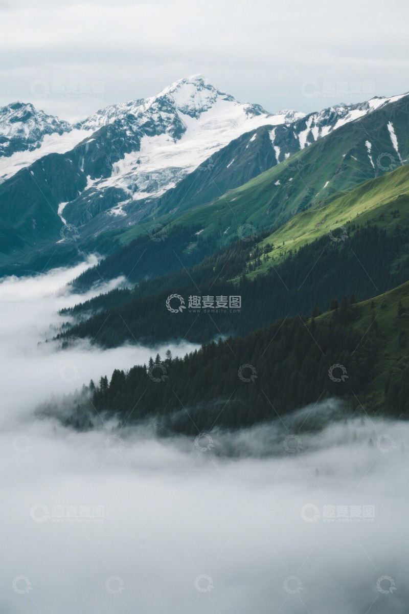 高清大图下载【趣麦麦图】雪山下云雾缭绕的山林景观