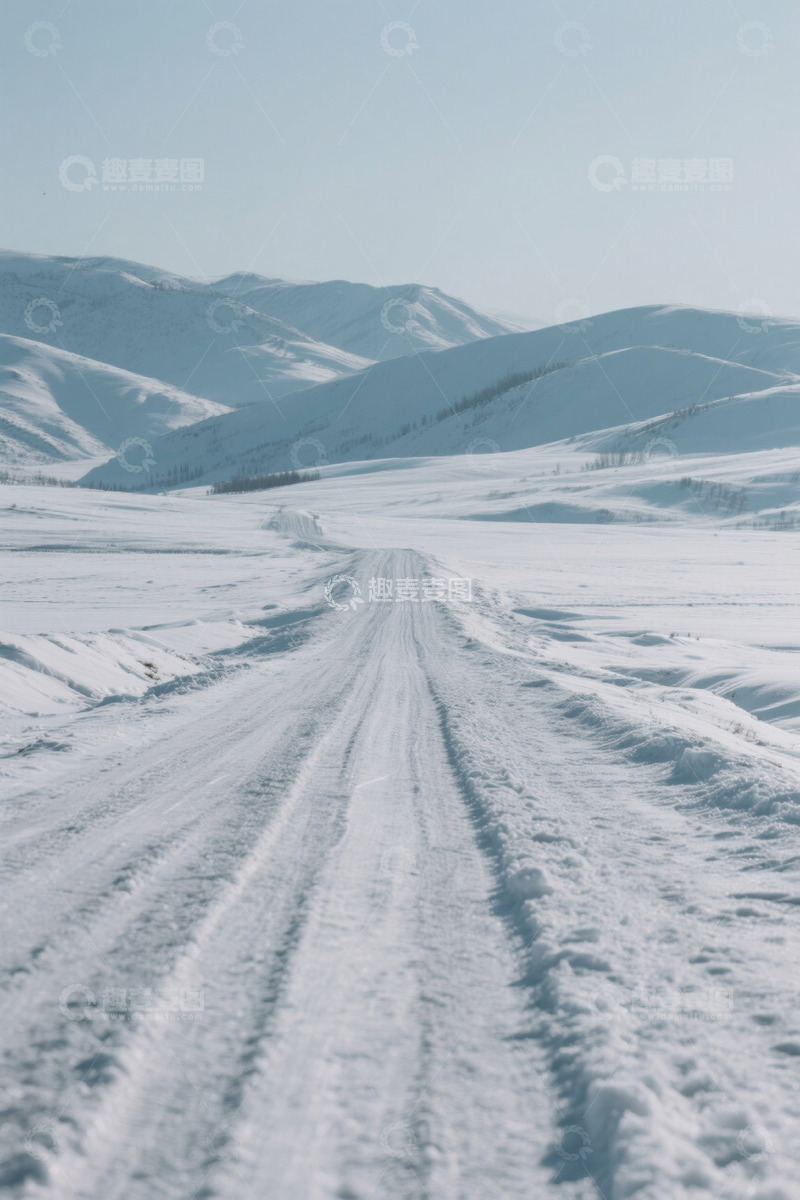 高清大图下载【趣麦麦图】雪地公路与远处山脉景色