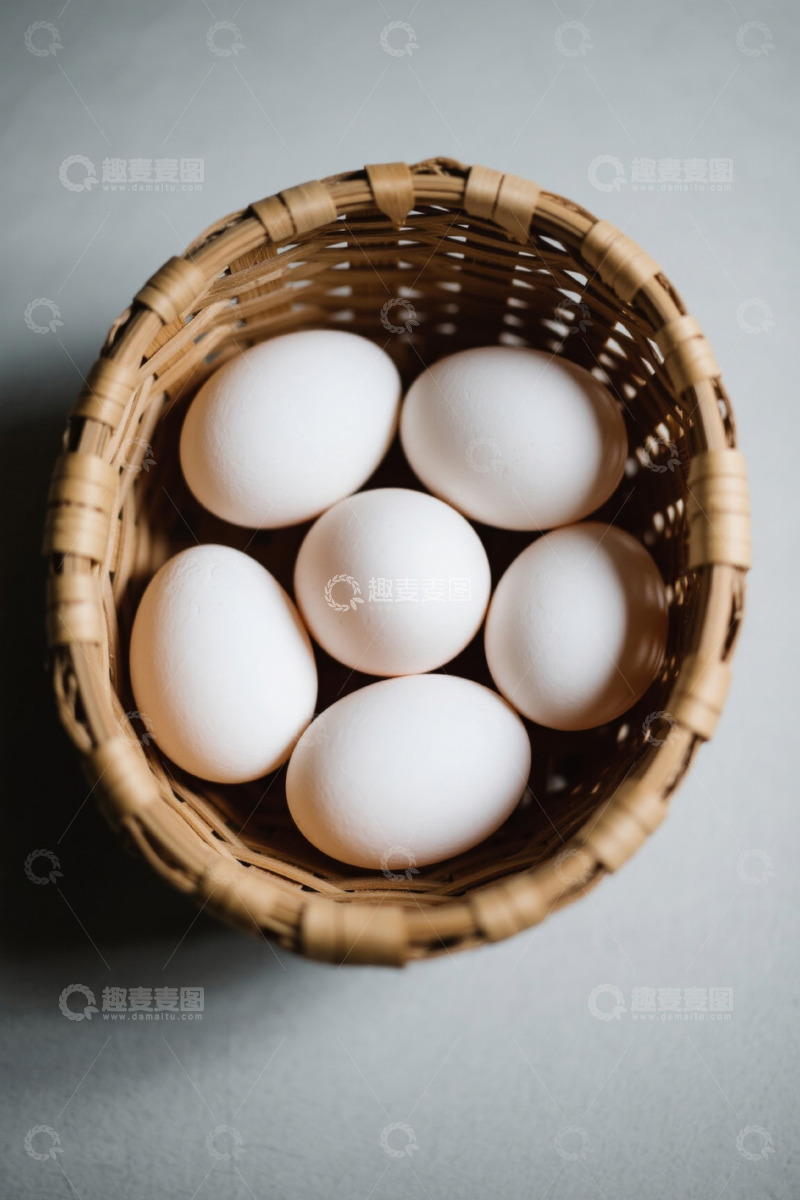 高清大图下载【趣麦麦图】竹篮中摆放的新鲜鸡蛋