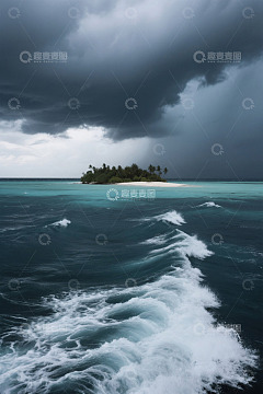海上乌云下的热带小岛景观