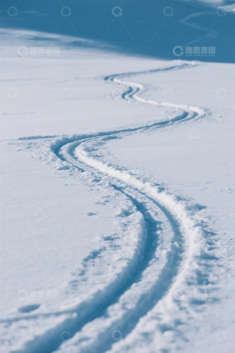 高清大图下载【趣麦麦图】雪地上蜿蜒的车辙痕迹