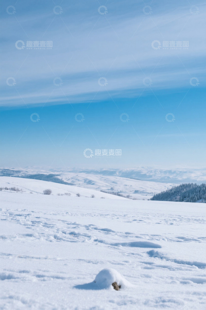 高清大图下载【趣麦麦图】雪覆盖的开阔山地与蓝天