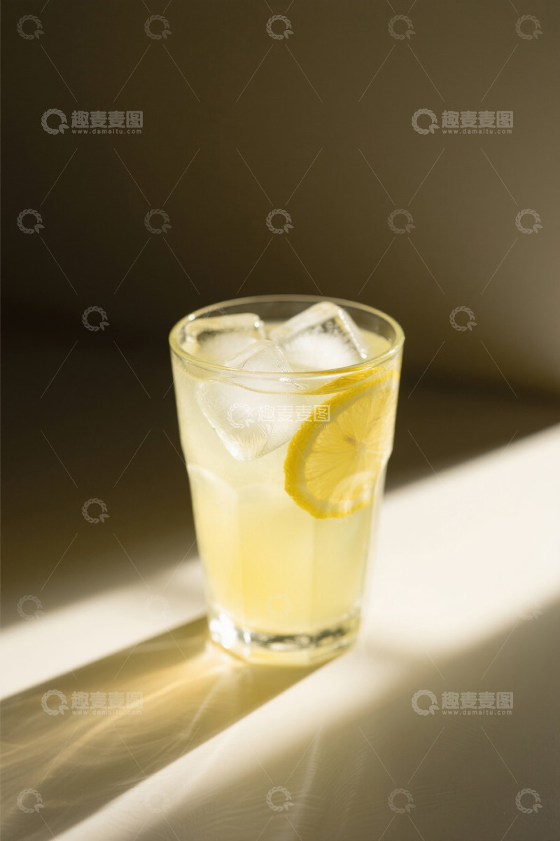 高清大图下载【趣麦麦图】玻璃杯装柠檬冰饮特写