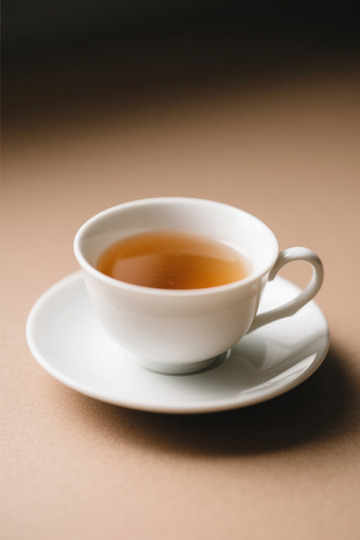 白色杯碟中的茶饮