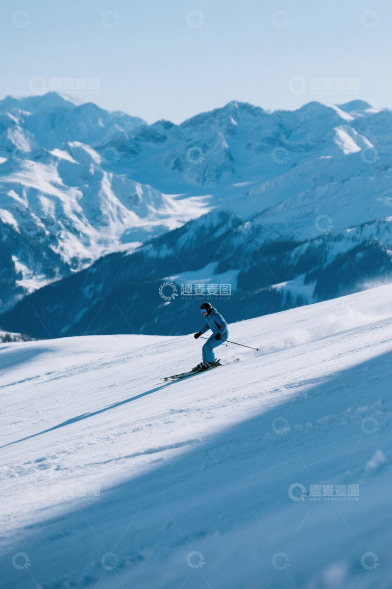 高清大图下载【趣麦麦图】雪山中滑雪者滑雪场景