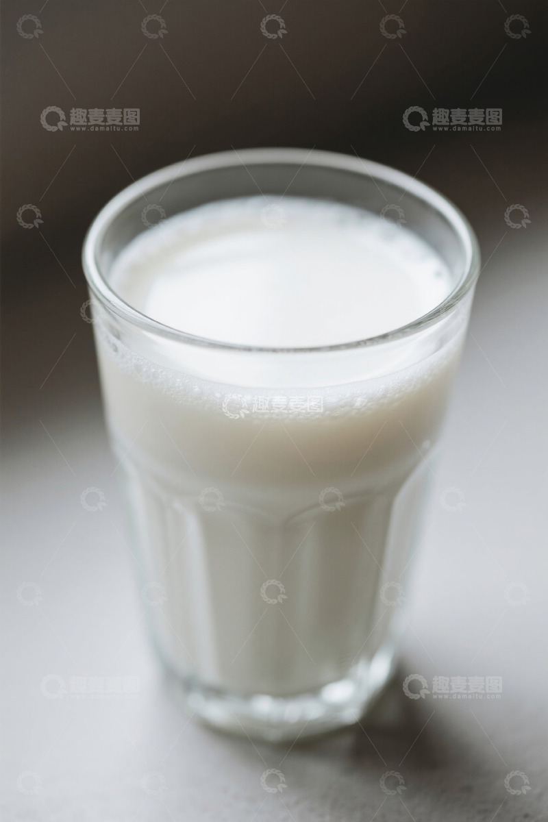 高清大图下载【趣麦麦图】玻璃杯中的白色牛奶饮品