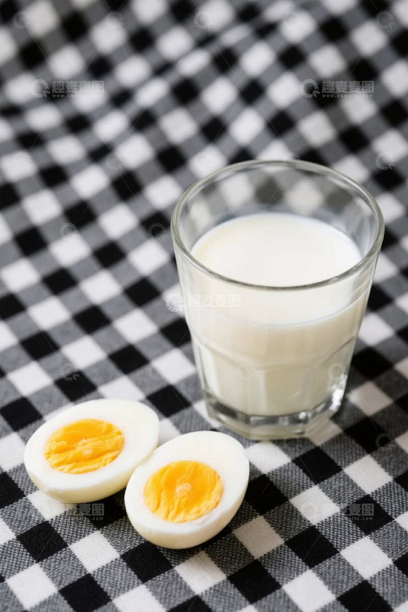 高清大图下载【趣麦麦图】方格桌布上的牛奶与水煮蛋