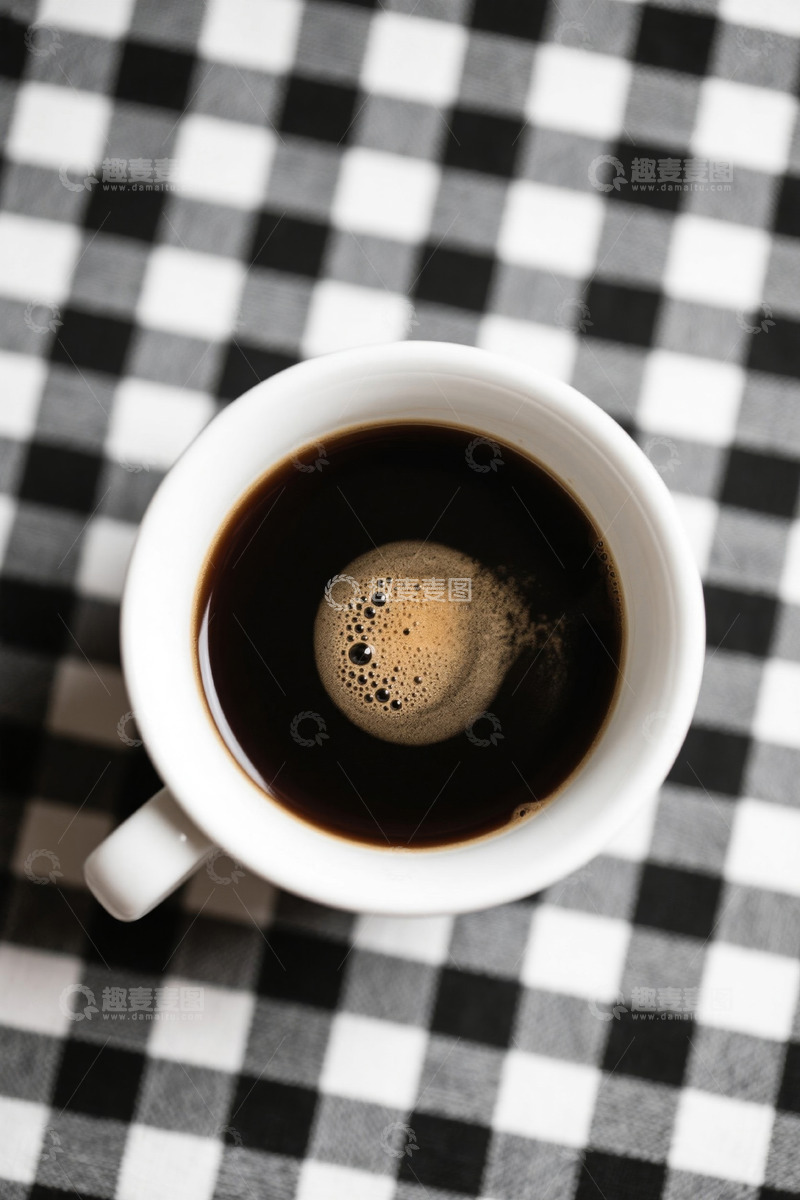 高清大图下载【趣麦麦图】方格桌布上的白色咖啡杯