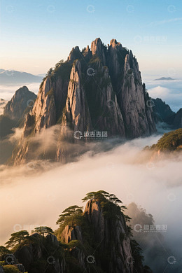 云雾缭绕的山峰自然景观