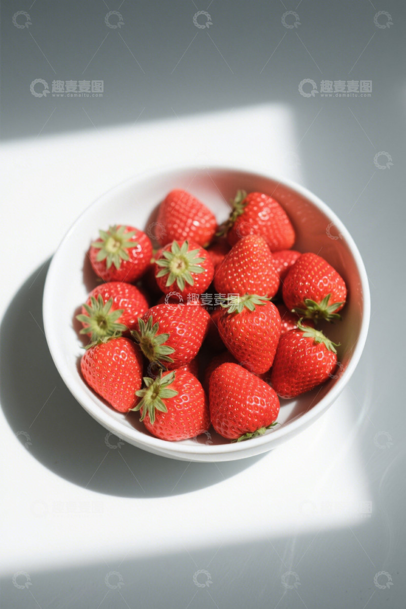 高清大图下载【趣麦麦图】白色碗中新鲜草莓特写