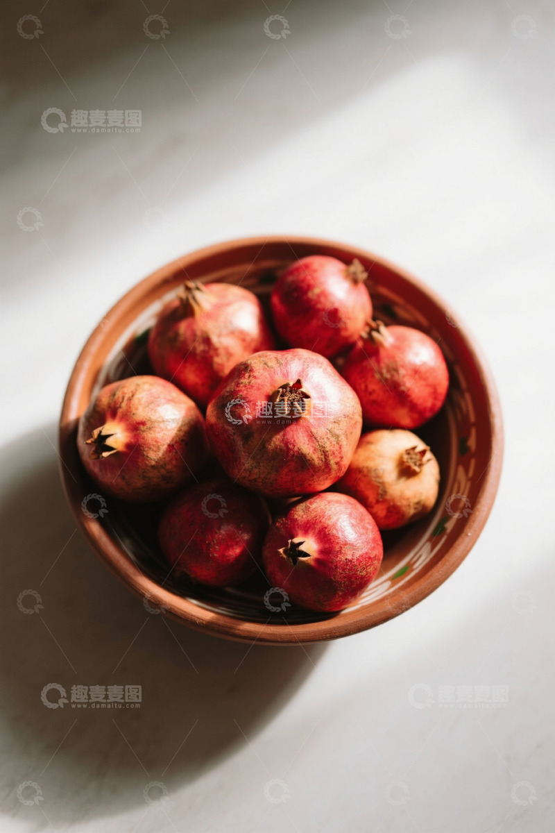 高清大图下载【趣麦麦图】碗中摆放的新鲜红石榴