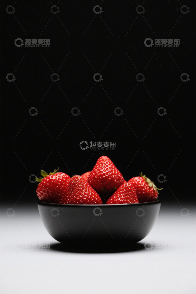 高清大图下载【趣麦麦图】黑色碗中新鲜红色草莓