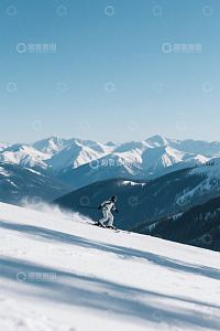 户外雪山滑雪者滑行画面