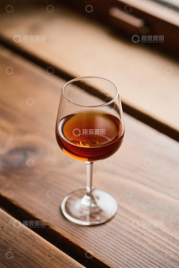 木质桌面上的一杯酒