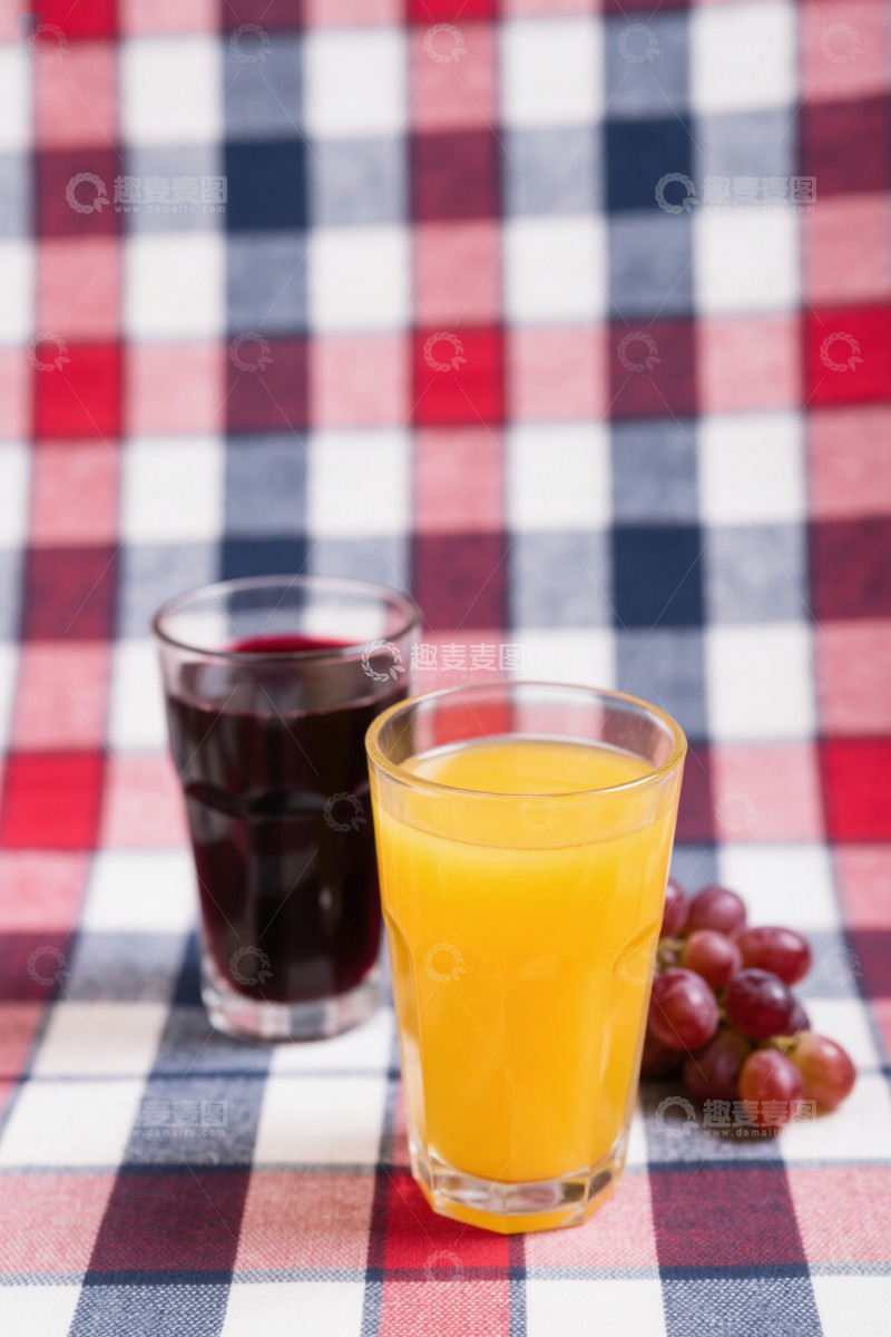 高清大图下载【趣麦麦图】格子桌布上的两杯果汁和葡萄