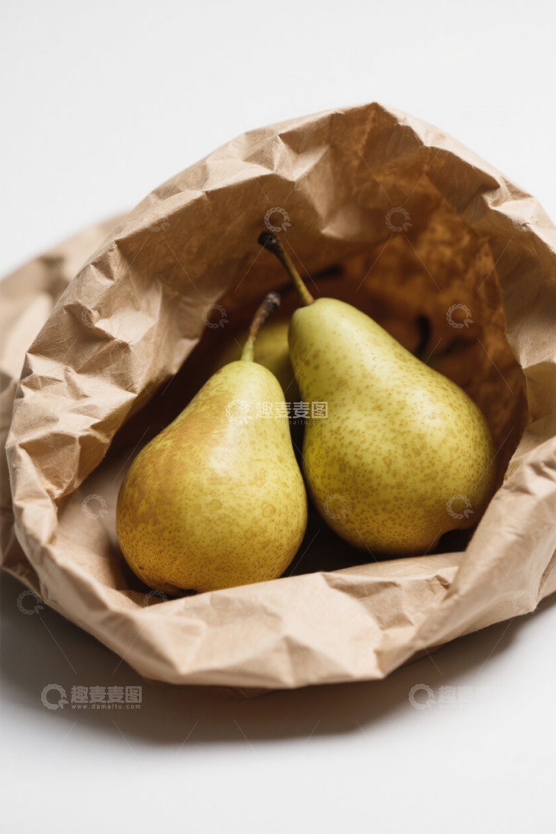高清大图下载【趣麦麦图】牛皮纸袋中的新鲜梨子