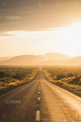 旷野中的延伸道路与落日景观