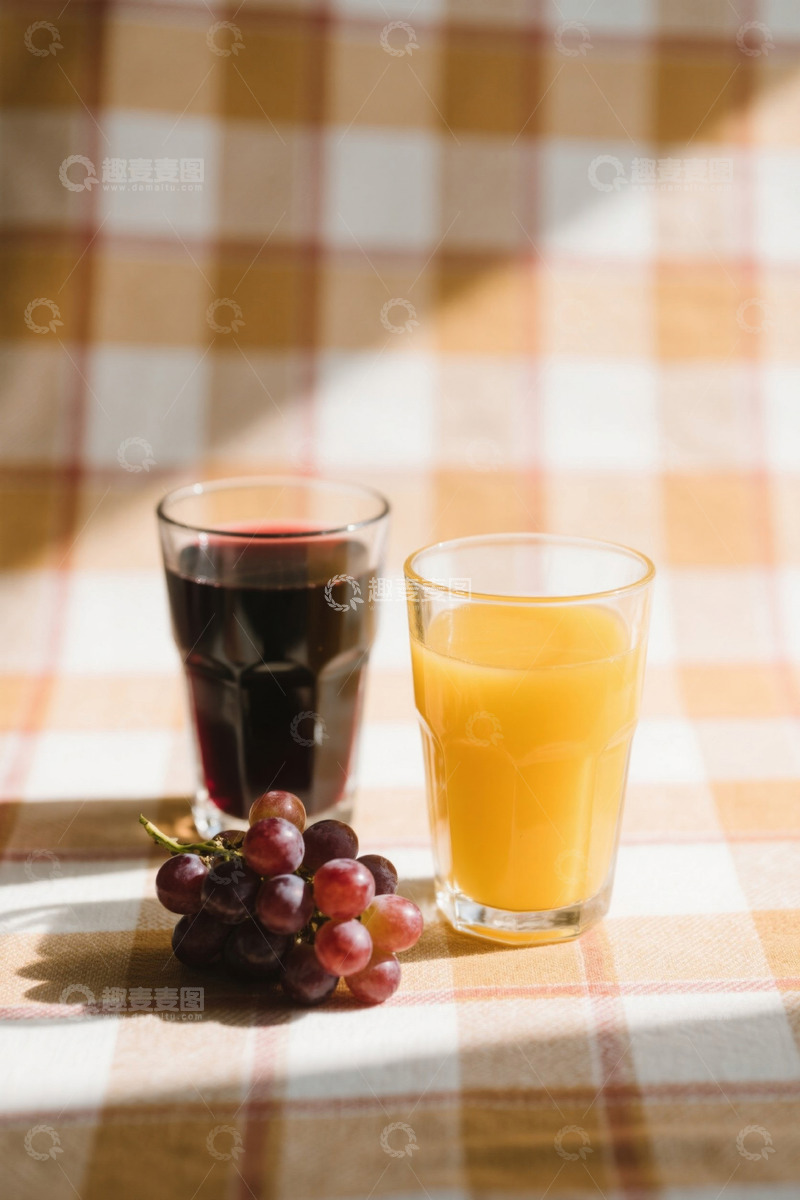 高清大图下载【趣麦麦图】桌布上的果汁与葡萄