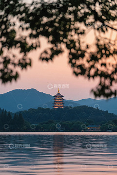 杭州西湖雷峰塔黄昏湖景