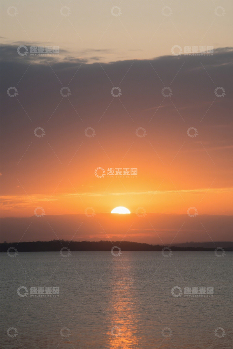 高清大图下载【趣麦麦图】水面上的日落景象
