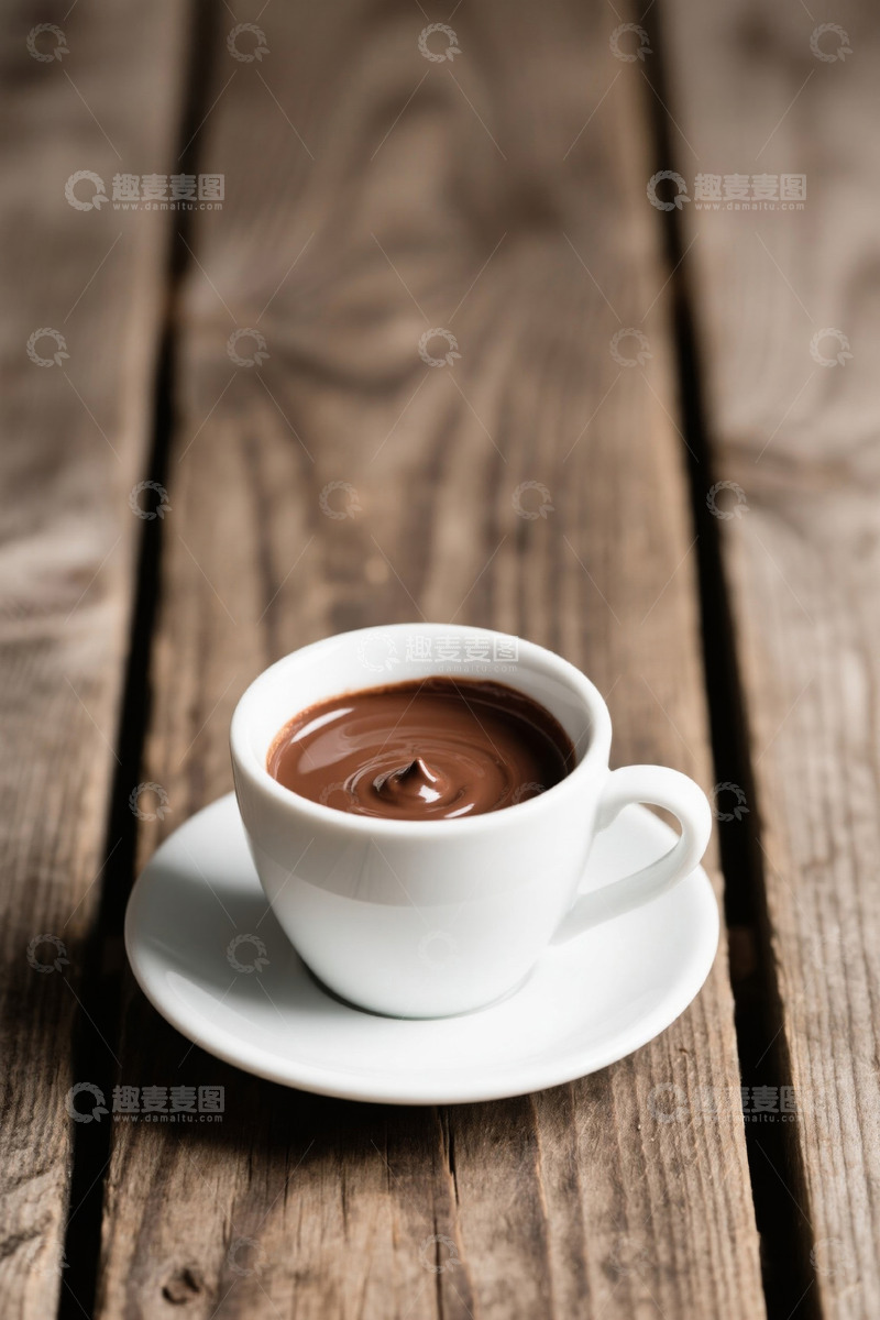 高清大图下载【趣麦麦图】木桌上的白色咖啡杯