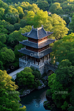 林间古亭与溪流景观