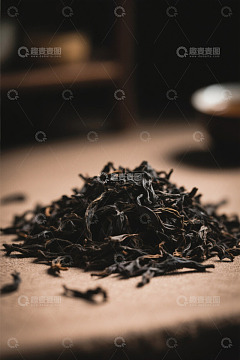 桌面上的散装茶叶