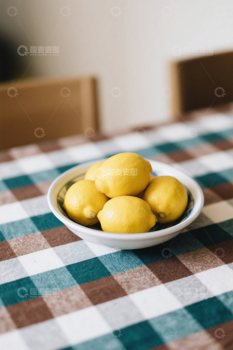 高清大图下载【趣麦麦图】碗中柠檬置于格子桌布上