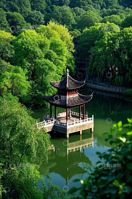 湖畔中式凉亭与葱郁树林景观