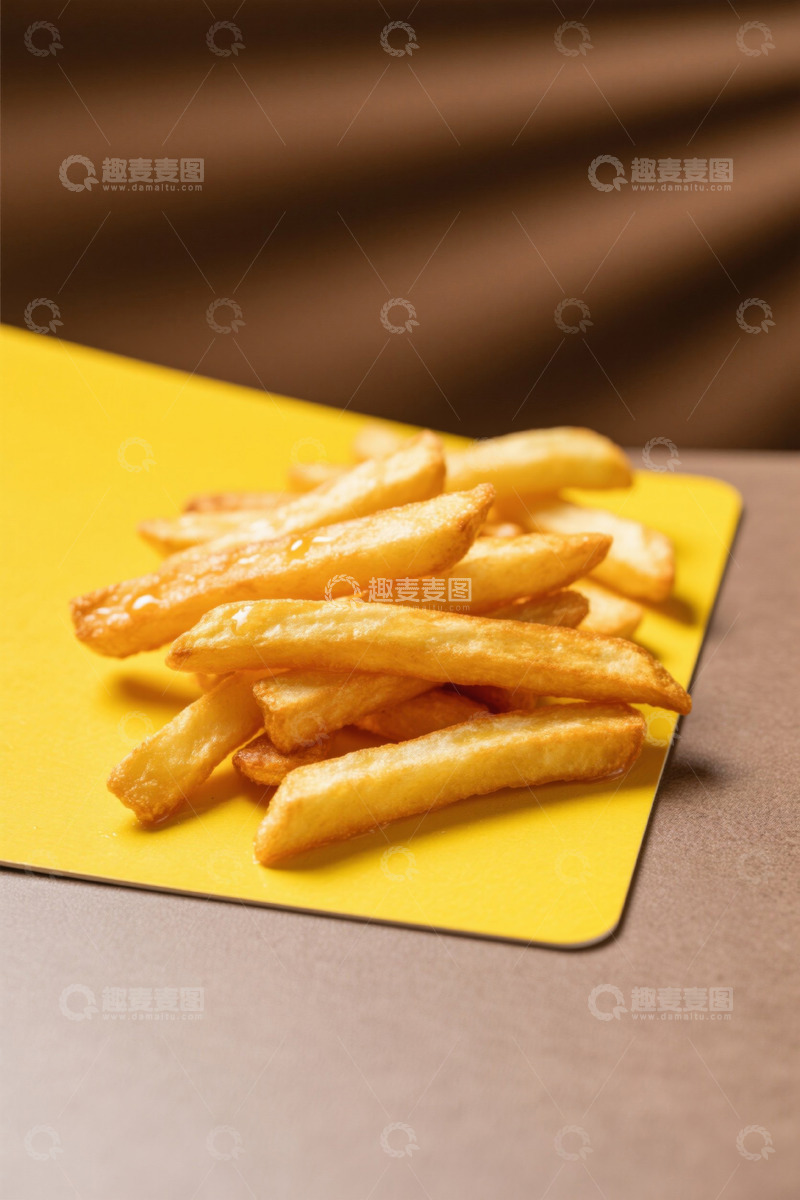 高清大图下载【趣麦麦图】黄色托盘上的油炸薯条