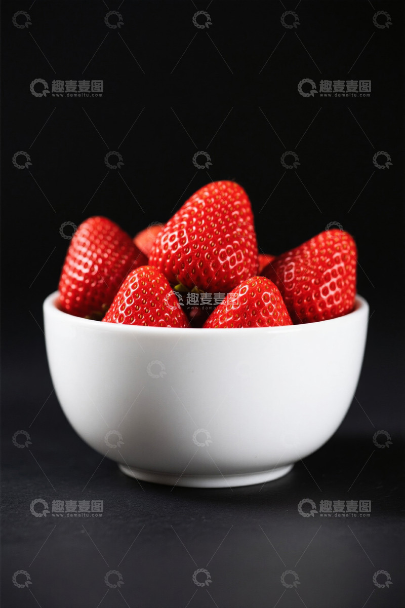 高清大图下载【趣麦麦图】白色碗中盛放的新鲜草莓