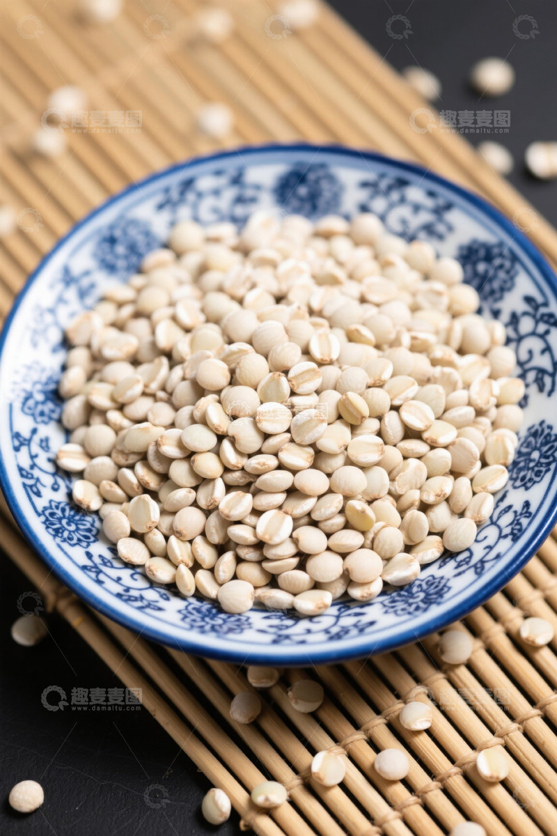高清大图下载【趣麦麦图】蓝白瓷盘装的谷物食物